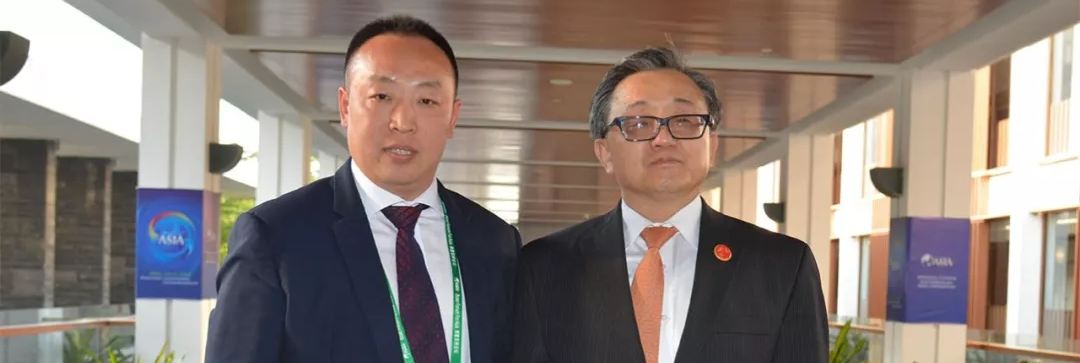 女女操网站免费联合国副秘书长刘振民和赵章栓会长在博鳌亚洲论坛亲切交"